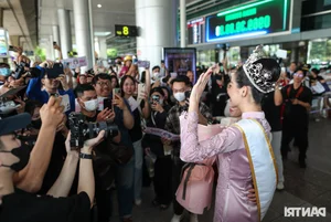 Thanh Thuy Celebrates Miss International Win with Vibrant Double-Decker Bus Parade - image 9