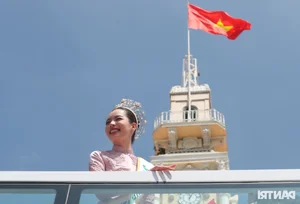 Thanh Thuy Celebrates Miss International Win with Vibrant Double-Decker Bus Parade - image 1