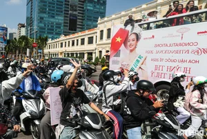 Thanh Thuy Celebrates Miss International Win with Vibrant Double-Decker Bus Parade - image 8