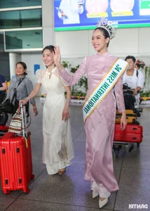 Thanh Thuy Celebrates Miss International Win with Vibrant Double-Decker Bus Parade - image 7
