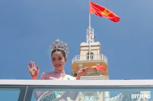 Thanh Thuy Celebrates Miss International Win with Vibrant Double-Decker Bus Parade - image 0