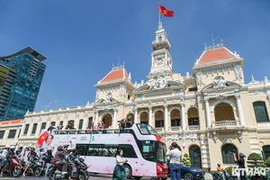 Thanh Thuy Celebrates Miss International Win with Vibrant Double-Decker Bus Parade - image 2