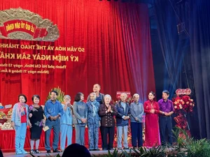 Vietnamese Celebrities Gather for Traditional Theater Ancestor Day Celebrations - image 4