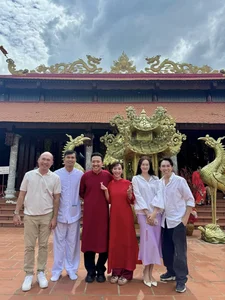 Vietnamese Celebrities Gather for Traditional Theater Ancestor Day Celebrations - image 11