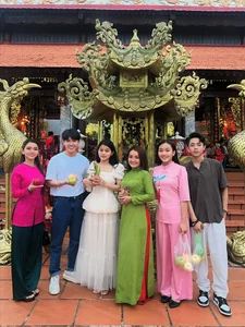 Vietnamese Celebrities Gather for Traditional Theater Ancestor Day Celebrations - image 5