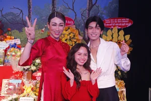 Vietnamese Celebrities Gather for Traditional Theater Ancestor Day Celebrations - image 8