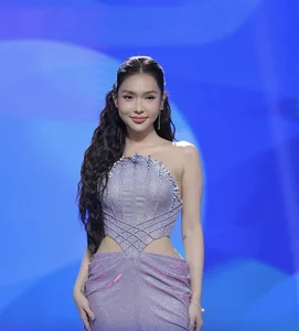 The Flawless, Doll-Like Beauty of Who Is Single Star - image 10
