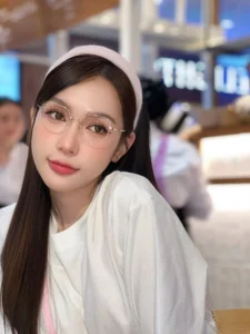 The Flawless, Doll-Like Beauty of Who Is Single Star - image 11