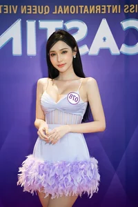 The Flawless, Doll-Like Beauty of Who Is Single Star - image 9