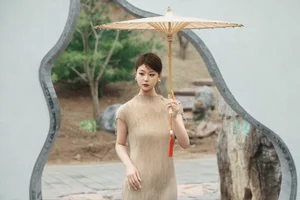 Elegant Chinese Zen Style: A Serene Garden Stroll in Hanfu Fashion - image 7