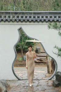 Elegant Chinese Zen Style: A Serene Garden Stroll in Hanfu Fashion - image 1