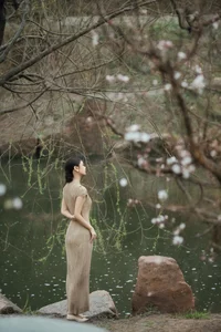 Elegant Chinese Zen Style: A Serene Garden Stroll in Hanfu Fashion - image 5