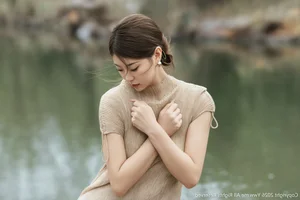 Elegant Chinese Zen Style: A Serene Garden Stroll in Hanfu Fashion - image 6
