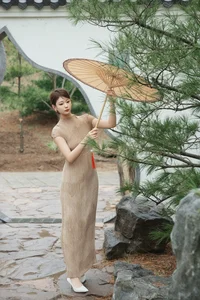 Elegant Chinese Zen Style: A Serene Garden Stroll in Hanfu Fashion - image 2