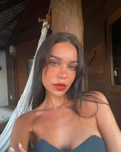 Stunning Style and Fashion of Cruz Beckham's Girlfriend: A Complete Visual Gallery - image 8