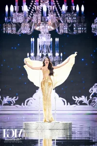Le Hoang Phuong Stuns with Iconic Swan Walk at Miss Grand International 2023 - image 1
