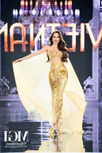 Le Hoang Phuong Stuns with Iconic Swan Walk at Miss Grand International 2023 - image 2
