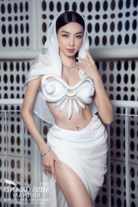 Why Celebrities Are Obsessed with the Headscarf and Hooded Fashion Trend - image 13