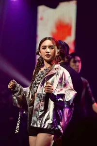 Wushu Queen Thuy Hien’s Daughter Makes Her Debut Alongside Chi Pu - image 2