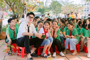 Meet the Viral Teacher from Quang Ninh Whose Model-Like Height is Captivating the Internet - image 0