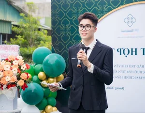 Meet the Viral Teacher from Quang Ninh Whose Model-Like Height is Captivating the Internet - image 5