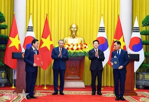 General Secretary and President To Lam Holds Talks with South Korean President - image 5