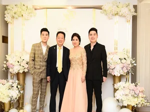 The Elegant and Sophisticated Mother-in-Law of Miss Vietnam Do My Linh: A Glimpse into High-Society Style - image 2
