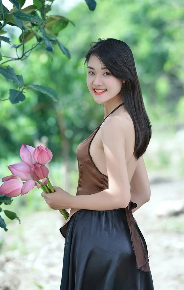 Traditional Vietnamese Yem: Elegant and Artistic Portrait Gallery