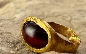 Discovery of a Rare 2,300-Year-Old Gold Ring in Ancient Israel - image 4