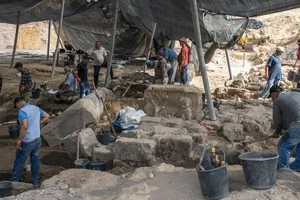 Shocking Discoveries Inside an 1,800-Year-Old Roman Coffin Opened Recently - image 3