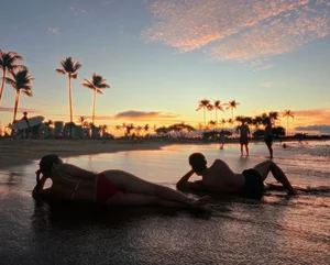Le Quyen's Romantic Hawaii Getaway: Stunning Bikini Looks and Relationship Highlights - image 0
