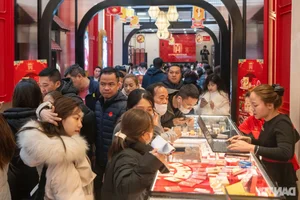 Hanoi Gold Streets Crowded as Locals Buy Gold for Luck on God of Wealth Day - image 5
