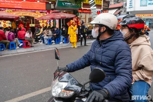 Hanoi Gold Streets Crowded as Locals Buy Gold for Luck on God of Wealth Day - image 10