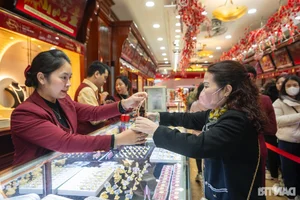 Hanoi Gold Streets Crowded as Locals Buy Gold for Luck on God of Wealth Day - image 4