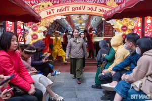 Hanoi Gold Streets Crowded as Locals Buy Gold for Luck on God of Wealth Day - image 1