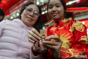 Hanoi Gold Streets Crowded as Locals Buy Gold for Luck on God of Wealth Day - image 7