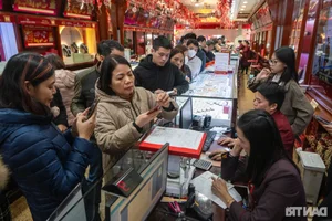 Hanoi Gold Streets Crowded as Locals Buy Gold for Luck on God of Wealth Day - image 3