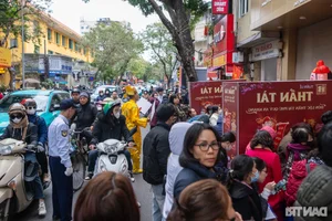 Hanoi Gold Streets Crowded as Locals Buy Gold for Luck on God of Wealth Day - image 0