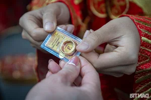 Hanoi Gold Streets Crowded as Locals Buy Gold for Luck on God of Wealth Day - image 9