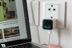 Experience Minimalist Tech with the Smart Screen Mini Charger - image 5