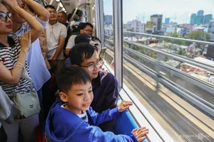 Crowds Surge to Experience Ho Chi Minh City's Ben Thanh - Suoi Tien Metro Line - image 7