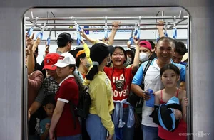 Crowds Surge to Experience Ho Chi Minh City's Ben Thanh - Suoi Tien Metro Line - image 6