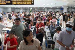 Crowds Surge to Experience Ho Chi Minh City's Ben Thanh - Suoi Tien Metro Line - image 5