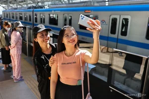 Crowds Surge to Experience Ho Chi Minh City's Ben Thanh - Suoi Tien Metro Line - image 2