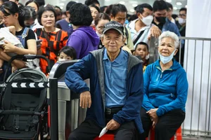 Crowds Surge to Experience Ho Chi Minh City's Ben Thanh - Suoi Tien Metro Line - image 10