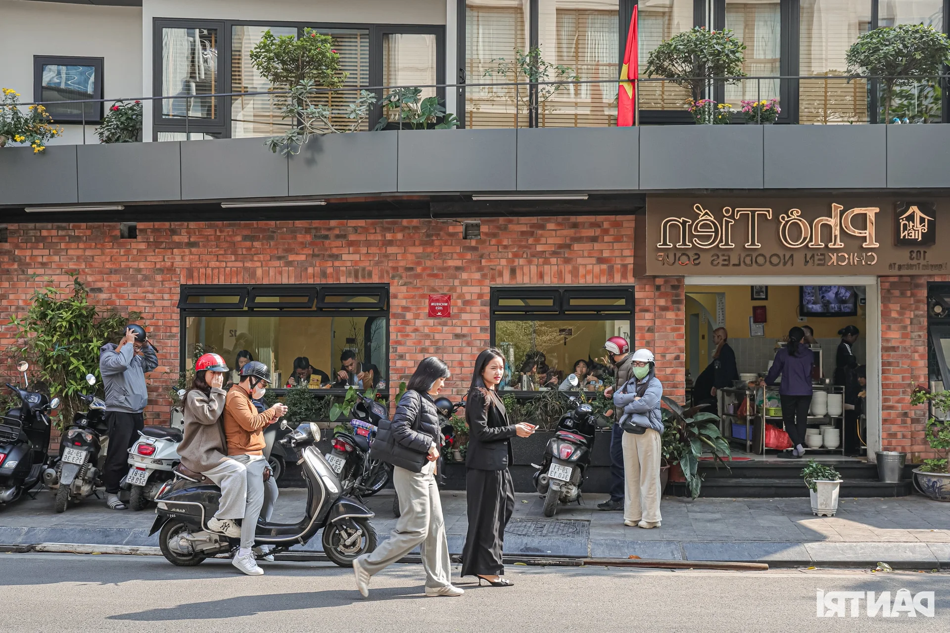 Famous Hanoi Chicken Pho Stall Keeps Prices Unchanged for a Decade, Winning Over Tourists