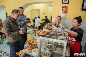 Famous Hanoi Chicken Pho Stall Keeps Prices Unchanged for a Decade, Winning Over Tourists - image 3
