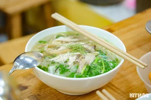 Famous Hanoi Chicken Pho Stall Keeps Prices Unchanged for a Decade, Winning Over Tourists - image 2