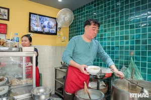 Famous Hanoi Chicken Pho Stall Keeps Prices Unchanged for a Decade, Winning Over Tourists - image 6