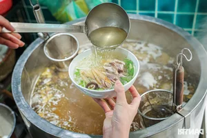 Famous Hanoi Chicken Pho Stall Keeps Prices Unchanged for a Decade, Winning Over Tourists - image 4